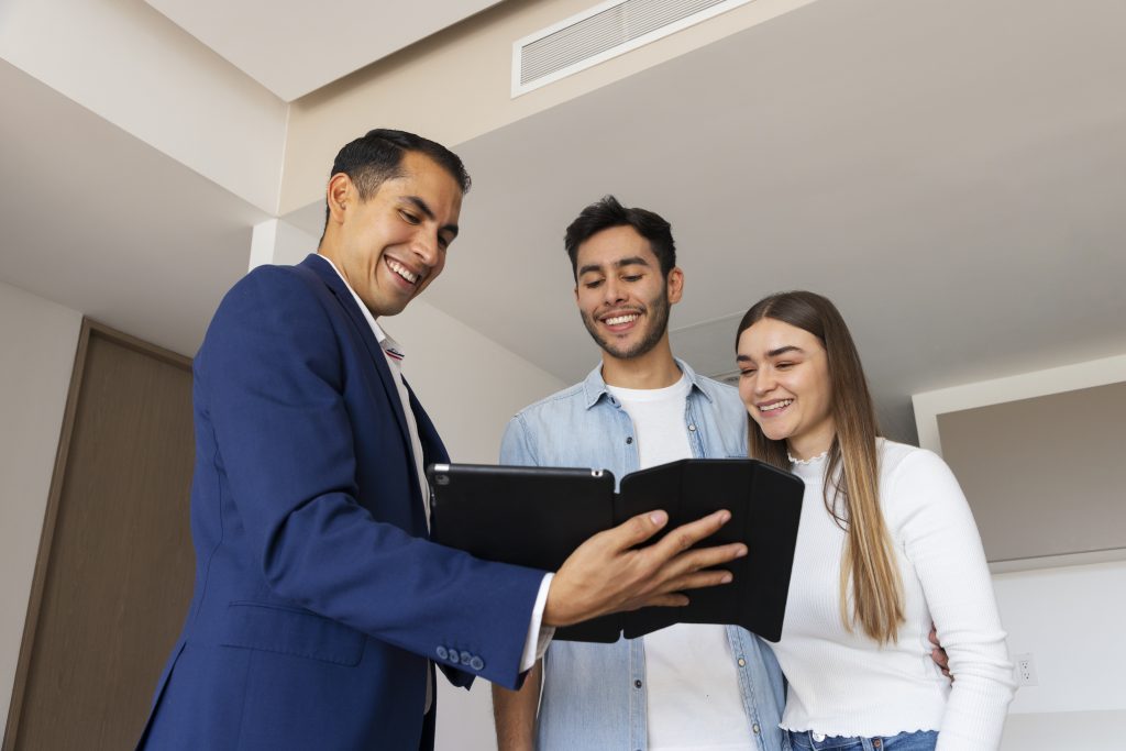 pareja de tiro medio hablando con agente inmobiliario
